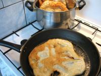 Langos wird schnell gebraten, ähnlich wie...