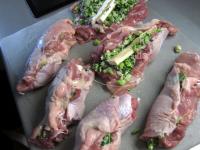 Das Fleisch mit der Füllung einwickeln und zum...