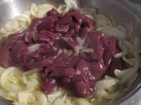 Zwiebel aufschäumen lassen und Schweineleber...