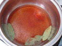 In die angemessene Wassermenge Lorbeerblatt, Salz...