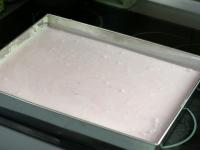Die Füllung auf den Kuchenboden verteilen, mit...