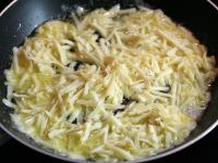 Die Butter in der Pfanne schmelzen, das grob...