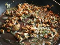 Fleisch abseits legen, Zwiebel in Öl braten....