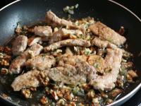 Salzen, würzen, Chilli zugeben. Schweinfleisch...