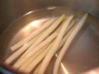 Das Wasser zum Kochen bringen, Zucker, Salz und...