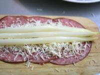 Drei Runden Salami übereinander legen, so dass...