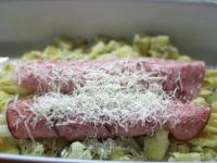 Den Spargel in Salami einwickeln, mit...