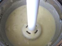 Die Soße mit einem Tauchmixer mischen, Milch...
