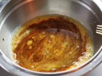 Eigelbe mit Wasser schlagen und Kaffee, in einem...