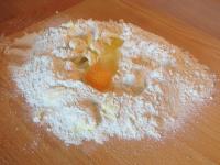 Ei, eine Prise Salz und weiche Butter dazugeben....
