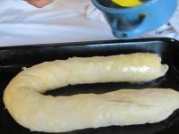 Den Strudel auf ein gefettetes Backblech legen und...