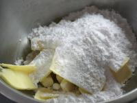 Butter mit dem Zucker rühren. ...
