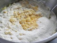Backpulver zusammen mit Mehl ins Buttergemisch...