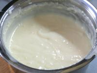Aus Puddingpulver, Zucker und Milch einen steifen...