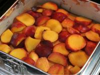 Das Obst auf den fertig gebackenen Teig legen. ...