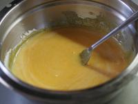 Eigelbe mit Zucker und Vanillinzucker ausschlagen....