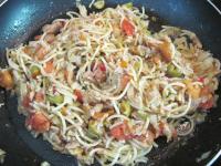 Geschnittene Spaghetti zufügen....