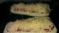 Einen größeren Zucchino schälen, in...