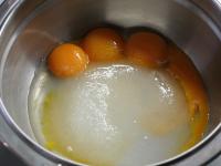 Eigelb mit Wasser vermischen, Zucker und...