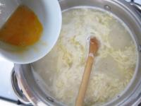 Eier mit der Gabel im Glas schlagen und beim...
