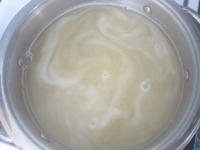 Kochendes Wasser nachgießen und beim ständigen...