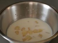 Geschnittenen Ananas, Milch, Eier, Zucker,...