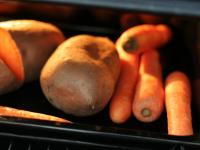 Karotten zu den Kartoffeln hinzufügen und für...