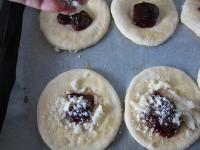 Die Marmeladenfüllung mit Streusel bestreuen....