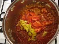 Paprika, Tomaten und Peperoni dazugeben und gut...