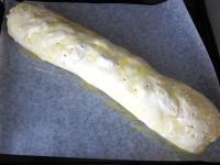 Den Strudel auf ein mit Backpapier ausgelegtes...