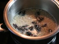 Haferflocken und geschnittene Pflaumen auf milder...