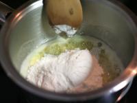 Butter in einer Schmorpfanne auftauen, Mehl drauf...