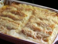 Den Rest der Bechamelsauce auf die Cannelloni...