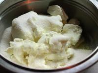 Milch - Creme aus erweichten Butter, Quark und...