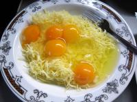Eier zufügen und mit Gabel verquirlen....