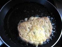 Öl in Bratpfanne aufwärmen, Brot in Ei panieren...