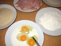 Eier mit Milch und Salz zerschlagen. Mehl und...