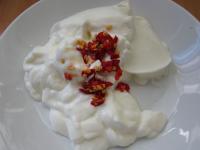Pfefferoni fein hacken und mit Joghurt vermischen....