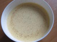Zucker, Puddingpulver und Vanille in Milch...