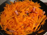 Speck mit den Karotten vermischen und Wasser...