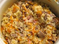 Fleisch und Karotten mit Speck in den Reis geben...
