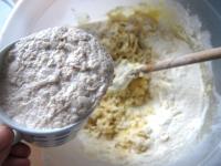 Schließlich den Hefevorteig aus warmen Milch,...