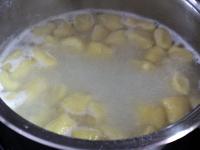 Kartoffelnudeln in kochendes Wasser geben und...