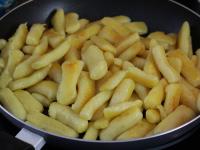 Butter in der Pfanne schmelzen lassen und gekochte...