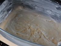 Backblech oder Backschüssel mit Butter ausfetten....