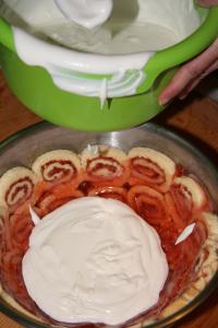 Sauerrahm mit Zucker und Vanillinzucker mischen,...