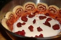 Auf die Füllung sterilisierte Erdbeeren verteilen...