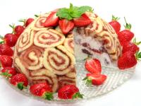 Mit frischen Erdbeeren und frische Minze verzieren...