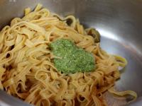 Gekochte Teigwaren mit Pesto und Tomaten...