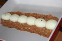 Hälfte der Masse in eine gefettete Backform...